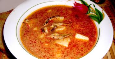 Как приготовить рыбный суп из кильки в томатном соусе по пошаговому рецепту с фото